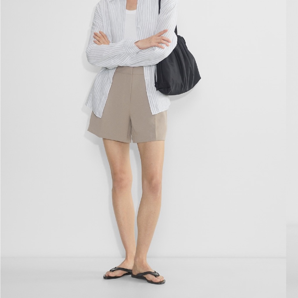 NWT Aritzia Effortless Short Mid-Thigh Crepette